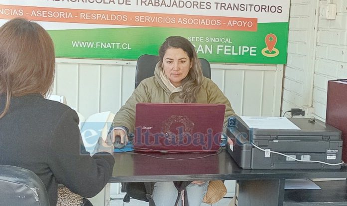 La oficina de San Felipe con su secretaria atendiendo consultas.