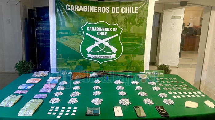 Esta es la droga y otros elementos incautados.
