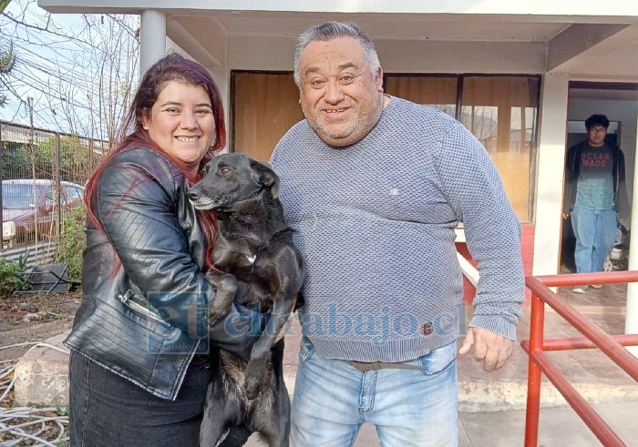 El concejal Guillermo Lillo junto a una vecina que participó en el operativo veterinario.