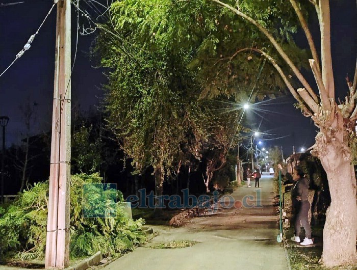 Pasaje Lonquimay con luz, a diferencia de las demás imágenes.