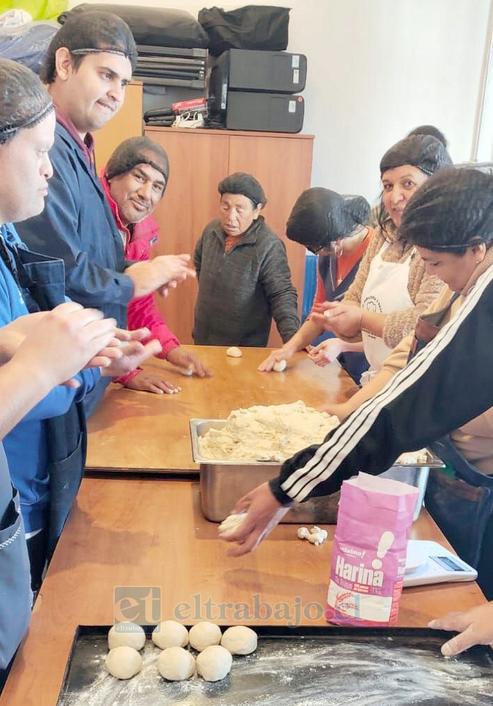 El club trabajando en equipo.