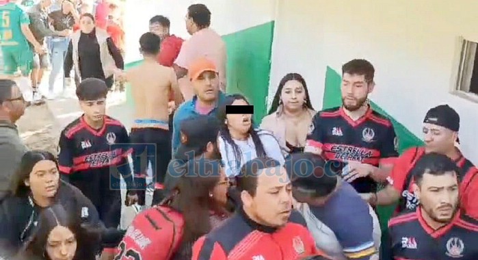 Desesperado intento de una hija de sacar a su padre de la pelea.
