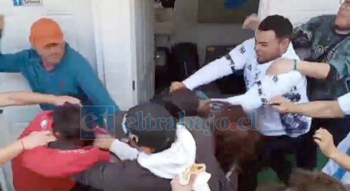 Parte de la lamentable pelea en el fútbol amateur de Llay Llay.