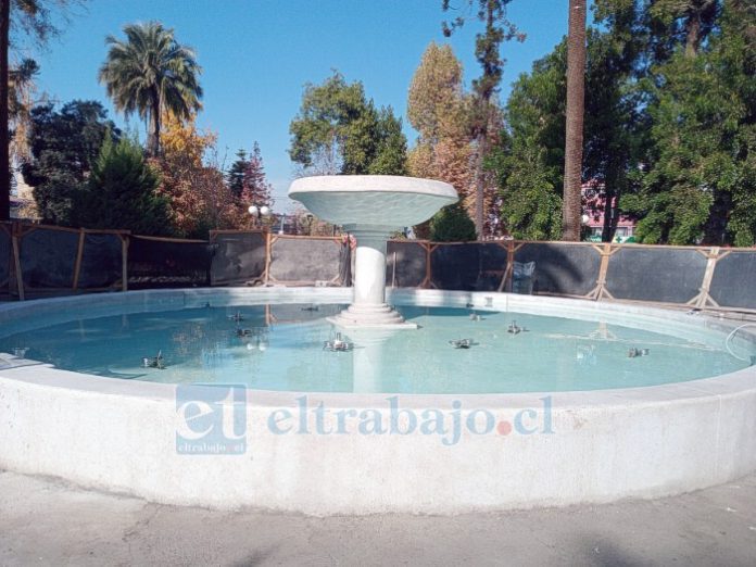 Así se encuentra actualmente la pileta de la Plaza de Armas de San Felipe.