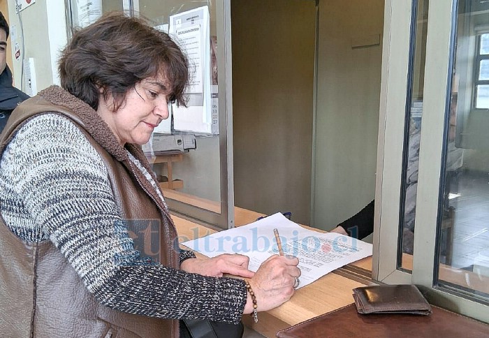 La afectada firmando el patrocinio y poder en la querella ante el Juzgado de Garantía de San Felipe.
