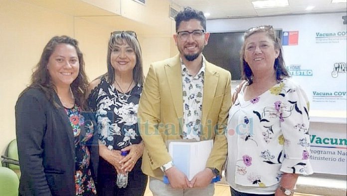 Dirigentes de San Felipe junto al Subsecretario de Redes Asistenciales de ese entonces, Fernando Araos. (Imagen de archivo).