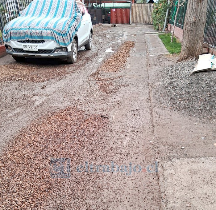 Otra de las calles que no han sido terminadas en el proyecto de alcantarillado y que fue afectada por el sistema frontal.