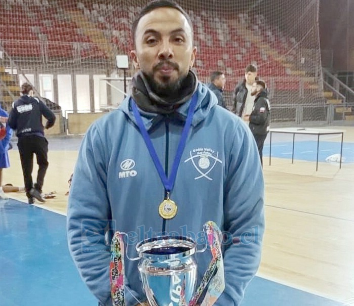El DT del equipo, Ricardo Sánchez, posando con la copa del campeonato.