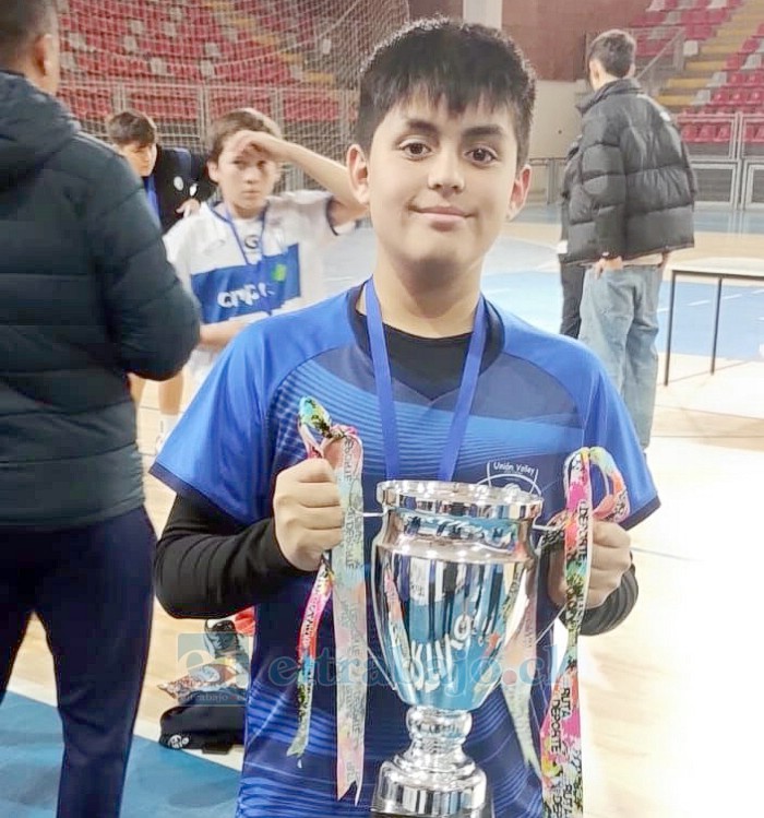 Uno de los jugadores destacados, Matías Gutiérrez, posando con la copa del campeonato.