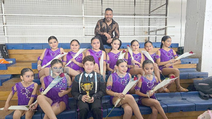 Bailarines del curso de Ballroom Infantil junto a su profesor, Diego Contreras Bustamante.