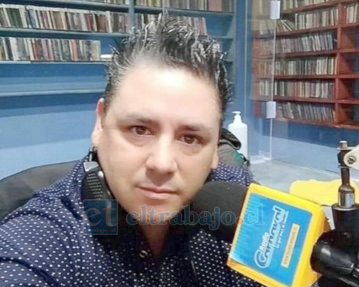 Alejandro Camus ‘Ricky Maravilla’ en su programa de Radio Carnaval. 