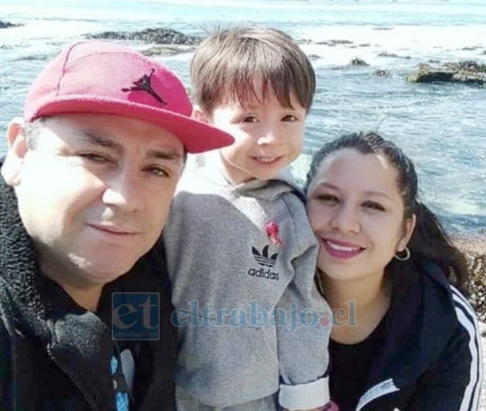 Alejandro disfrutando junto a su esposa e hijo en un paseo a la playa.
