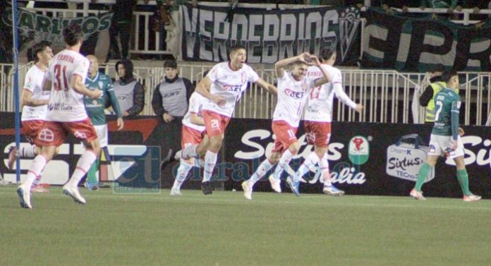 Bairo Riveros sale a celebrar el segundo gol del pleito (Foto: Roberto Sánchez/DwosDeportes).