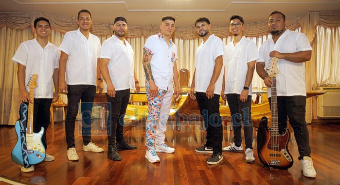 Fabián junto a sus músicos oficiales.