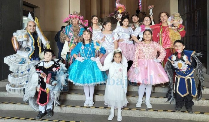 Parte de los integrantes de la Fraternidad Religiosa Virgen del Rosario de Andacollo de San Felipe, durante su participación en la Fiesta de la Virgen del Carmen en Maipú.