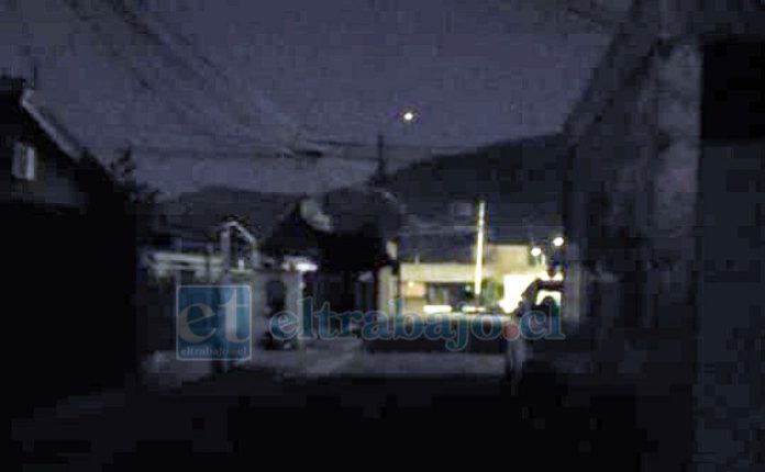 Calle en completa oscuridad.