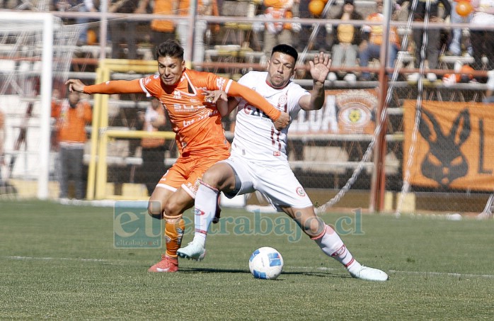 Facundo Monteseirín imponiéndose en la marca a un jugador loíno (Foto: Antonio Gómez).