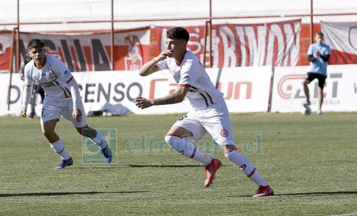 El canterano Pablo Rodríguez sale a celebrar uno de sus dos goles (Foto: Antonio Gómez).