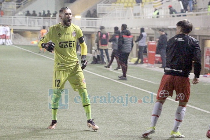 En la soledad de su puesto, Paulo Garcés festeja uno de los goles albirrojos (Foto: Roberto Sánchez/DwosDeportes).  