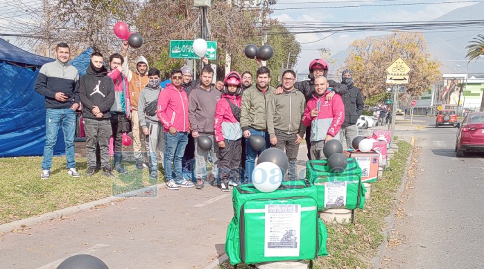 Acá vemos a los repartidores este sábado en Avenida Yungay, colocando en el suelo las mochilas usadas por ellos, las que tienen un valor de 50 mil pesos y deben pagar ellos.