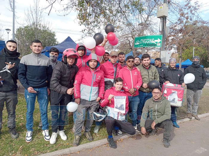 El mismo grupo de repartidores manifestándose en Avenida Yungay.