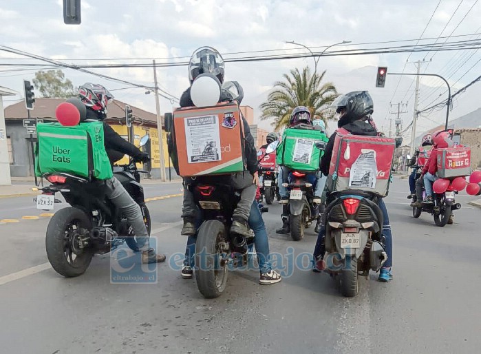 Un paseo de los repartidores en sus motos por San Felipe.