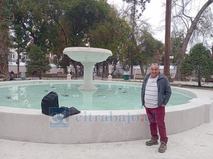 Wilson Yáñez junto a la pileta que, en una nota anterior con Diario El Trabajo, la calificó como una obra de arte.