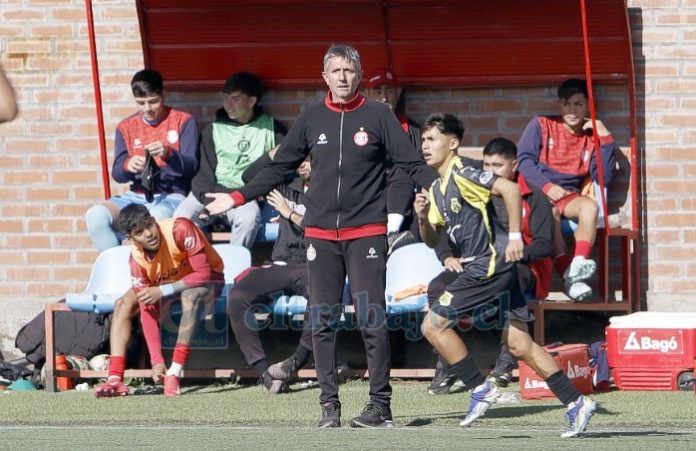 Fernando Marinelli dirigiendo al equipo Sub-18 de Unión San Felipe.