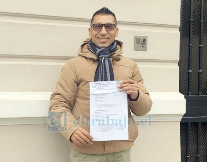 El Concejal Ronald Olivares, saliendo de la Contraloría Regional de Valparaíso.