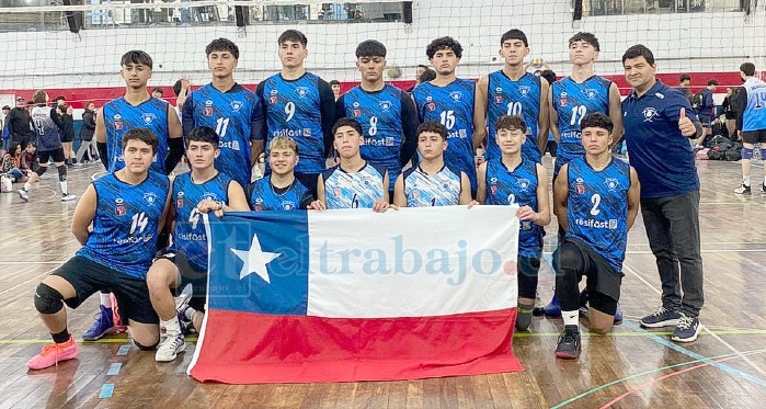 El equipo Sub-18 junto a su entrenador, Mirko Bonacic-Doric, en el Abierto Nacional Argentino.