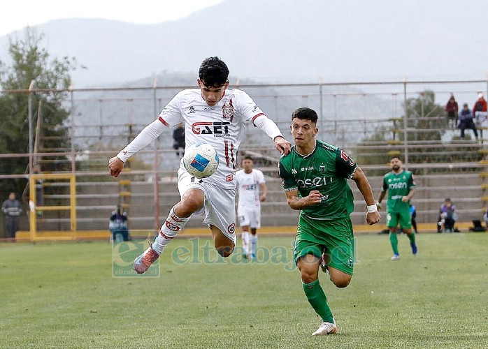 El extremo Vicente Álvarez controla ante la presencia de un jugador rival (Foto: Jaime Gómez Corrales).