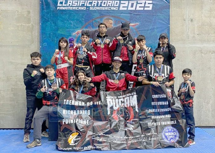 Algunos de los deportistas participantes junto a su entrenador Alfonso Puga, mostrando sus respectivos premios.