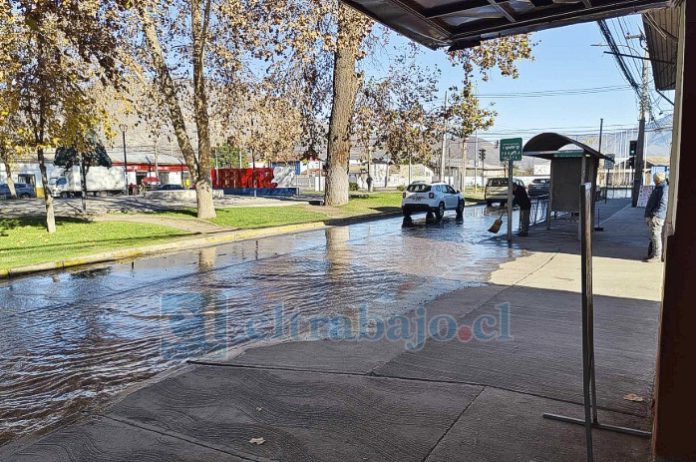 El agua escurriendo por Avenida Chacabuco llegando a Esquina Colorada.