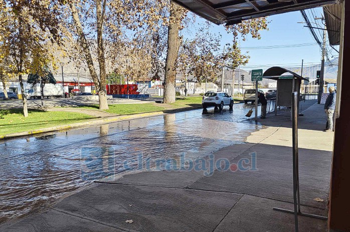 El agua escurriendo por Avenida Chacabuco llegando a Esquina Colorada.