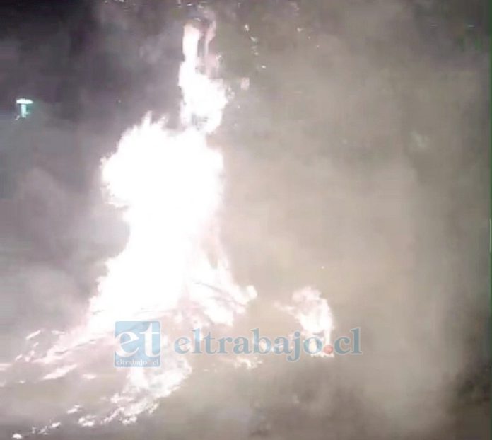Un captura de un video del incendio de la noche de este martes.