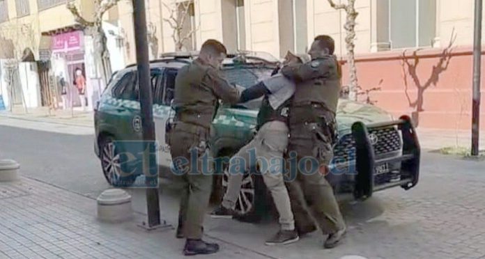 Momento en el que Carabineros debió actuar para detener a uno de los sujetos en pleno centro de San Felipe.