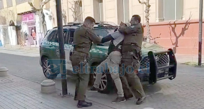Momento en el que Carabineros debió actuar para detener a uno de los sujetos en pleno centro de San Felipe.