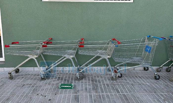 Recuperan carros de supermercado en la feria.