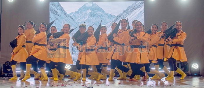 Con 150 bailarines en escena, la academia conmemoró su consolidada trayectoria con la obra ‘El invierno también florece’.