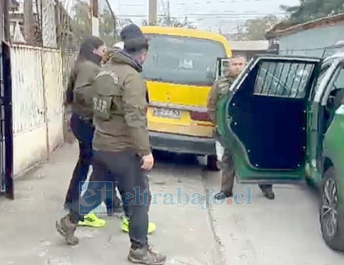 El imputado siendo sacado desde su domicilio por Carabineros este lunes.