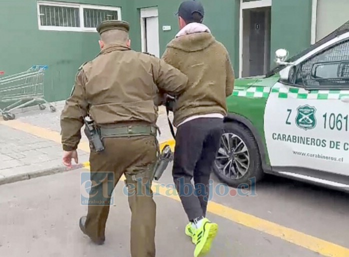 El detenido llegando al cuartel de Carabineros de la Segunda Comisaría de Carabineros de San Felipe