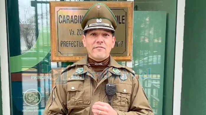 El mayor Gonzalo Medina entregando la información.