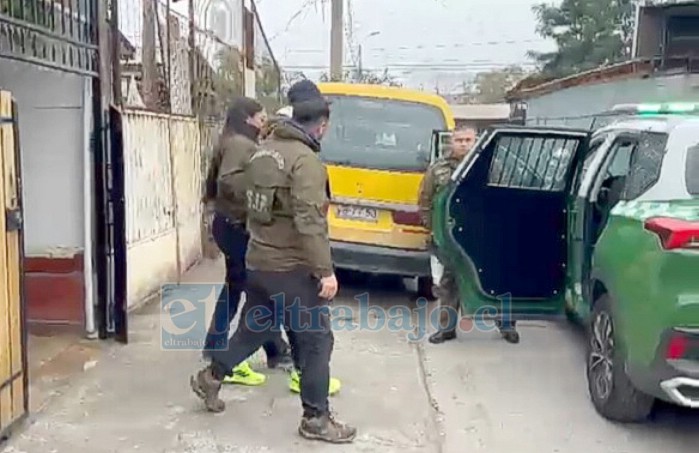 El imputado siendo detenido desde su domicilio por personal policial.