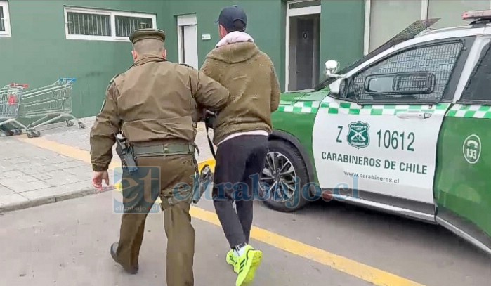 El imputado llegando al cuartel de Carabineros de la Segunda Comisaría de San Felipe.