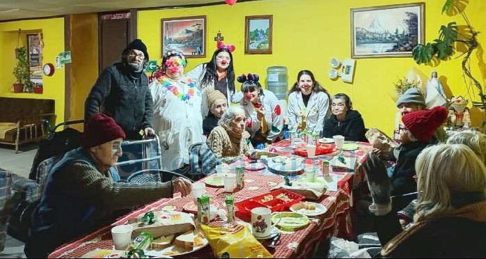 En una de sus visitas a adultos mayores.
