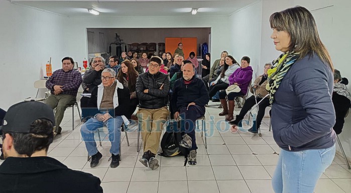 La presidenta de la Villa Cordillera, Ruth Delgado Barrera, y vecinos durante la reunión.