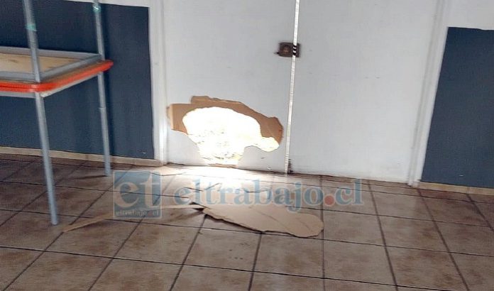 El forado que hizo el o los delincuentes para entrar a la sede.