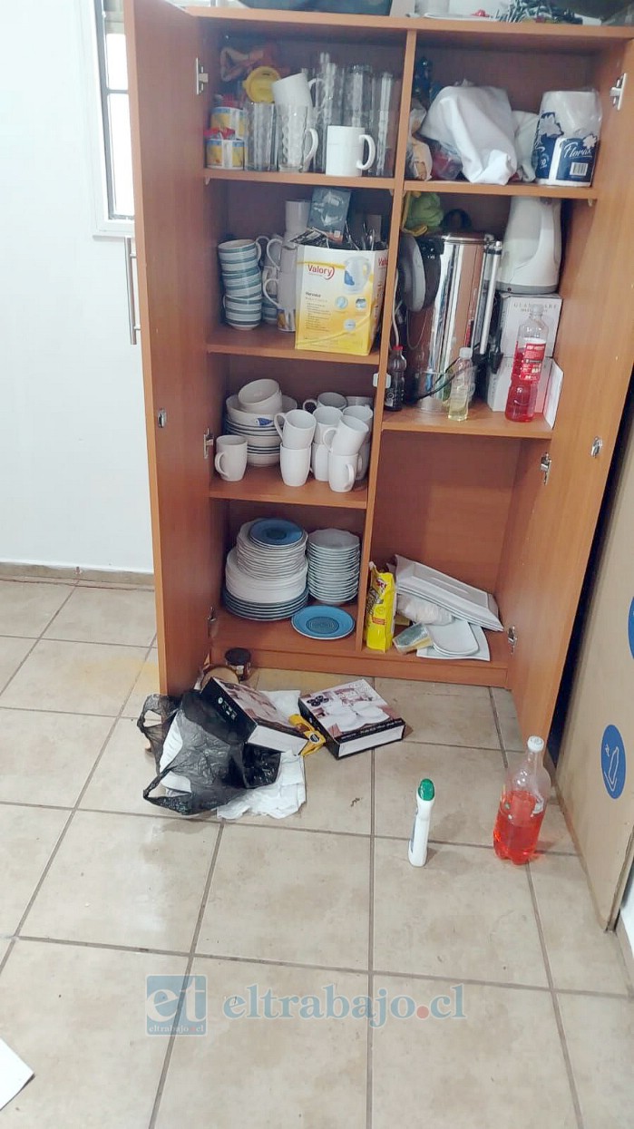 Mueble abierto con especies en el suelo.