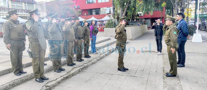 Un oficial de Carabineros le rinde cuentas al comisario.