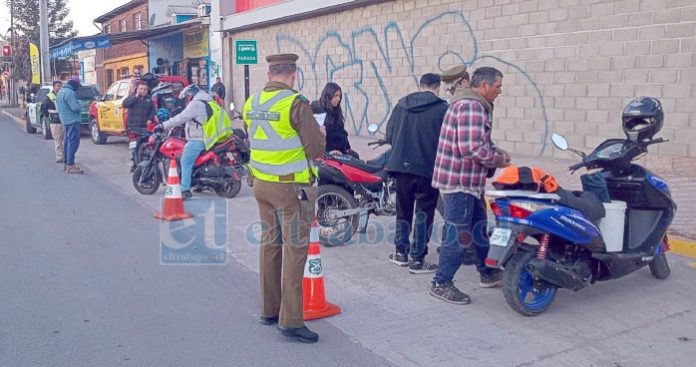 Carabineros de San Felipe fiscalizando motocicletas.
